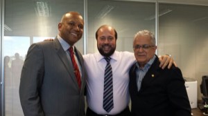 Prefeito de Poços, Eloísio Lourenço, o secretário de estado da saúde, Alexandre Silveira e o deputado federal Geraldo Thadeu).