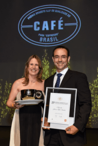 A campeã do 25º Prêmio, Juliana Armelin, com o marido