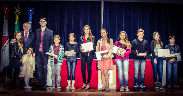 Os premiados do último concurso durante Sessão Solene da Academia de Letras em julho. (Foto: Ériton Queles/Alca).