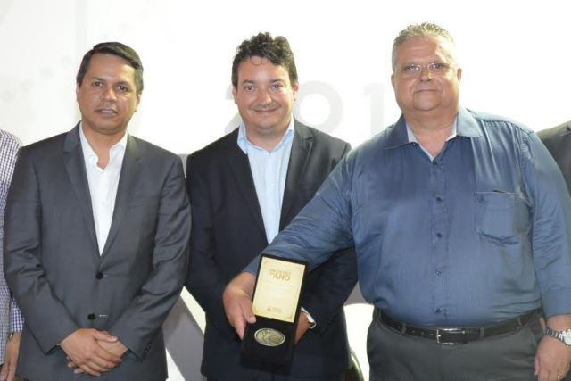  O coordenador do Núcleo de Articulação Minas 2016, deputado estadual Carlos Henrique, o secretário de Estado de Esportes em exercício, Ricardo Sapi, e o presidente do Iate Tênis Clube, José Carlos Araújo. Foto: Marco Evangelista.