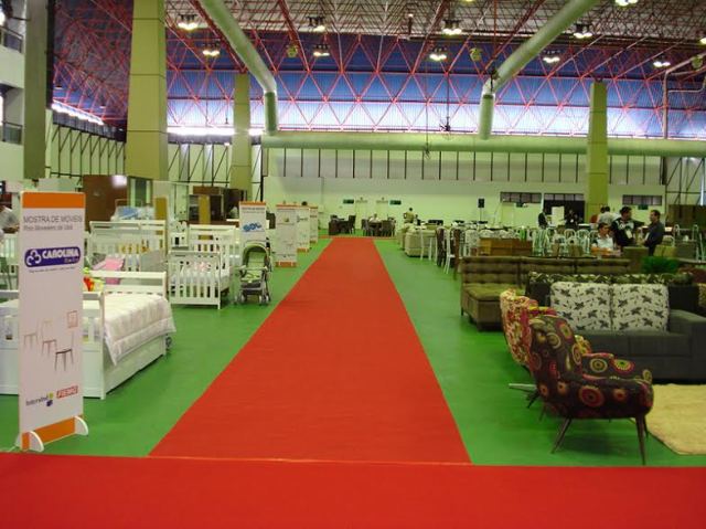 Modelo desfila durante feira de lingerie em Juruaia