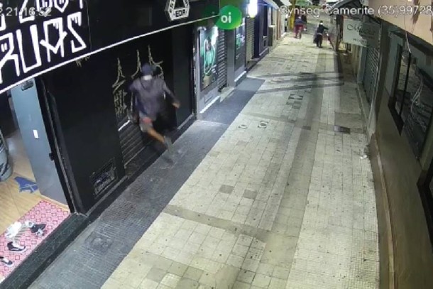 video-mostra-grupo-de-jovens-vandalizando-estabelecimentos-comerciais-no-centro-63273f02558d2