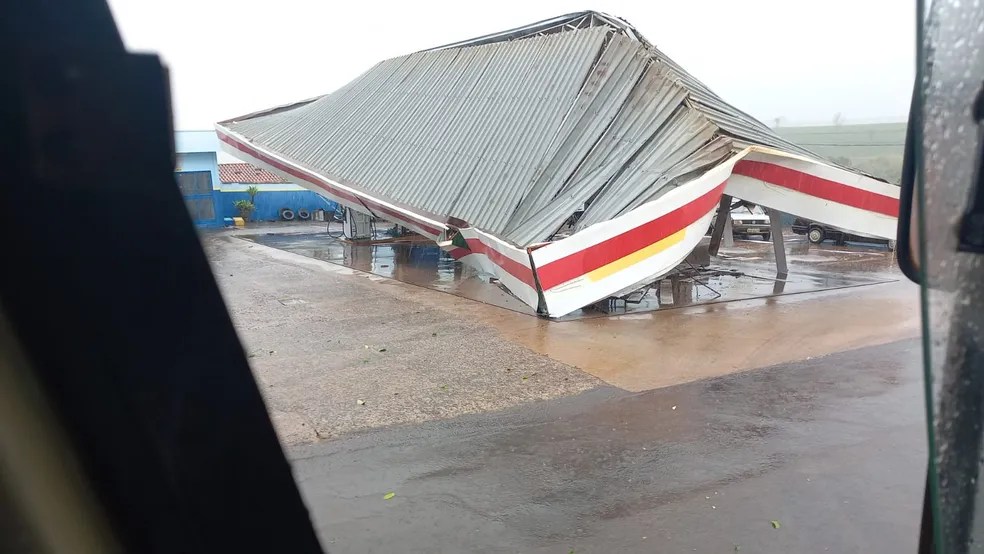 posto-de-gasolina-na-entrada-da-cidade